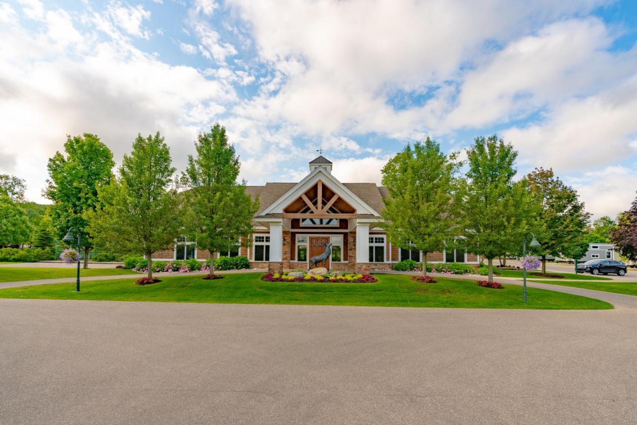 ホテル Sun Outdoors Petoskey Bay Harbor エクステリア 写真