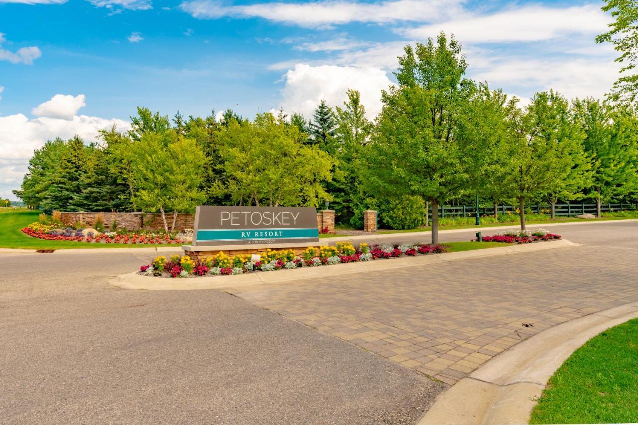 ホテル Sun Outdoors Petoskey Bay Harbor エクステリア 写真